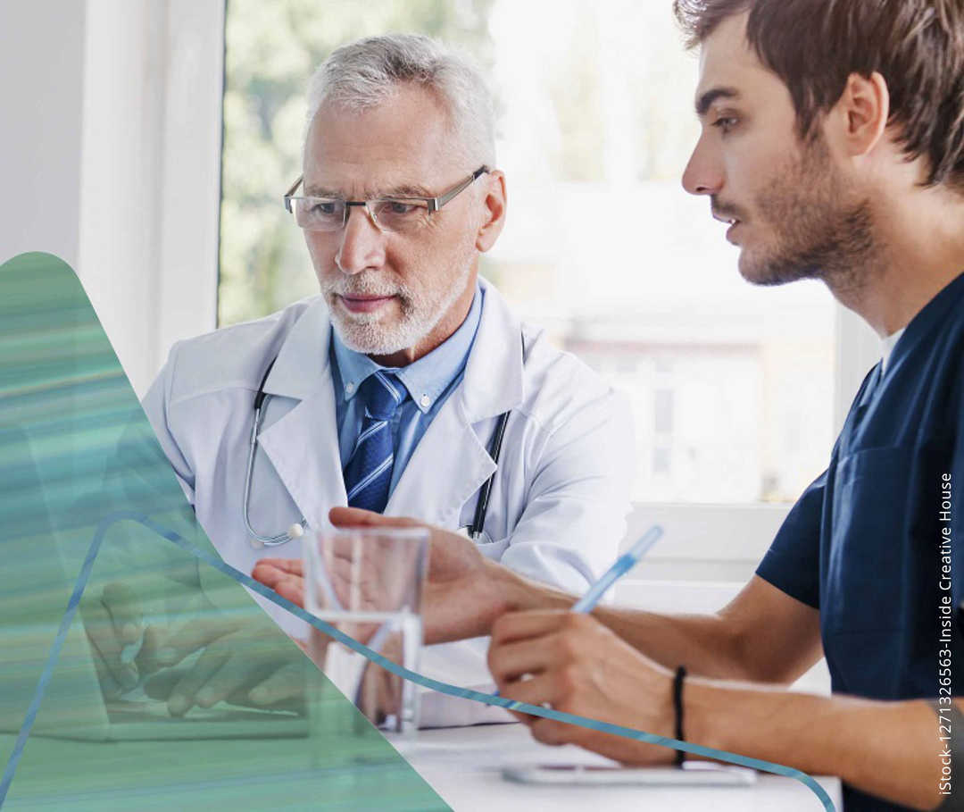 Junger Mann beim Arztgespräch