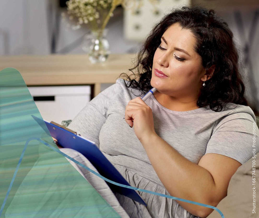 MS - Gut vorbereitet in den Artztermin Frau mit einem Klemmbrett