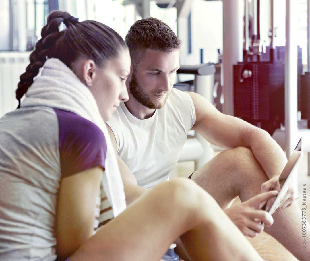 MS und ich: Eine Frau und ein Mann tauschen sich nanch dem Krafttraining aus