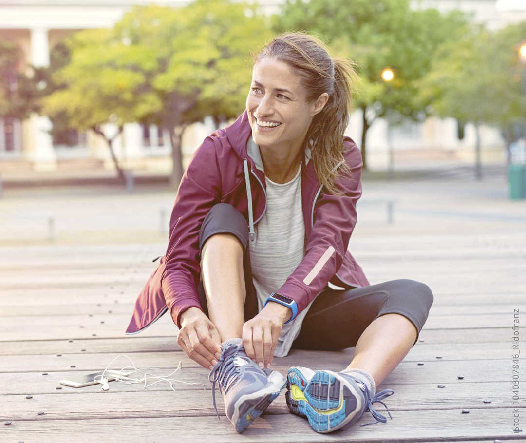 MS und ich: Eine Frau schnürrt ihre Laufschuhe zu