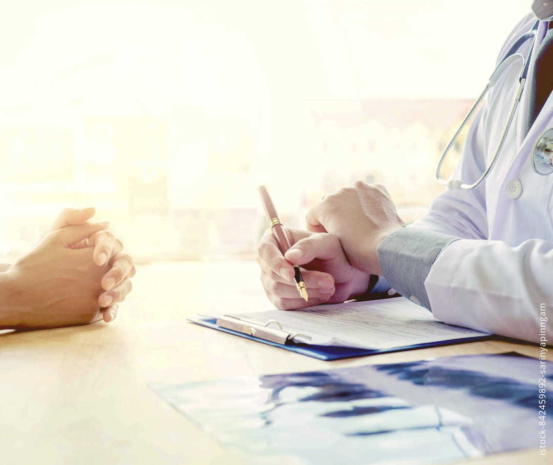 MS und ich: Eine Ärztin macht sich Notizen über eine Patientin