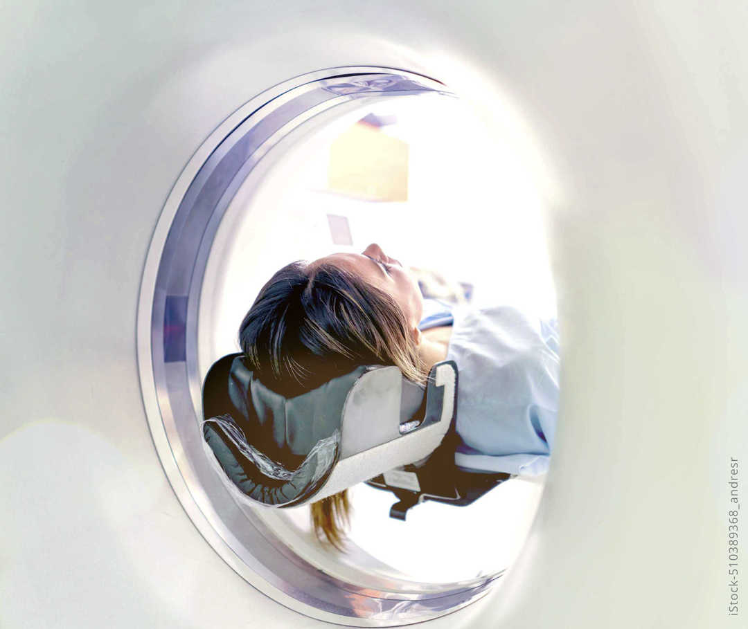 MS und ich: Eine Frau wird in die Röhre eines Magnetresonanztomografen geschoben