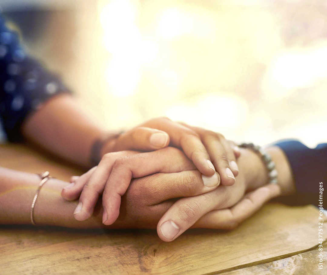 MS und ich: Ein junge Frau nimmt die Hände einer älteren in ihre MS und ich: Ein junge Frau nimmt die Hände einer älteren in ihre