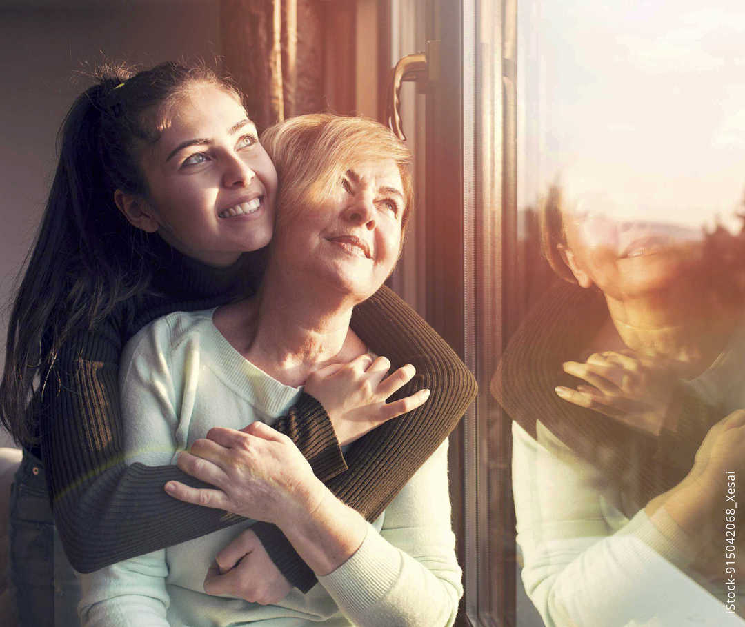 MS und ich: Ein jünger Frau umarmt eine ältere liebevoll