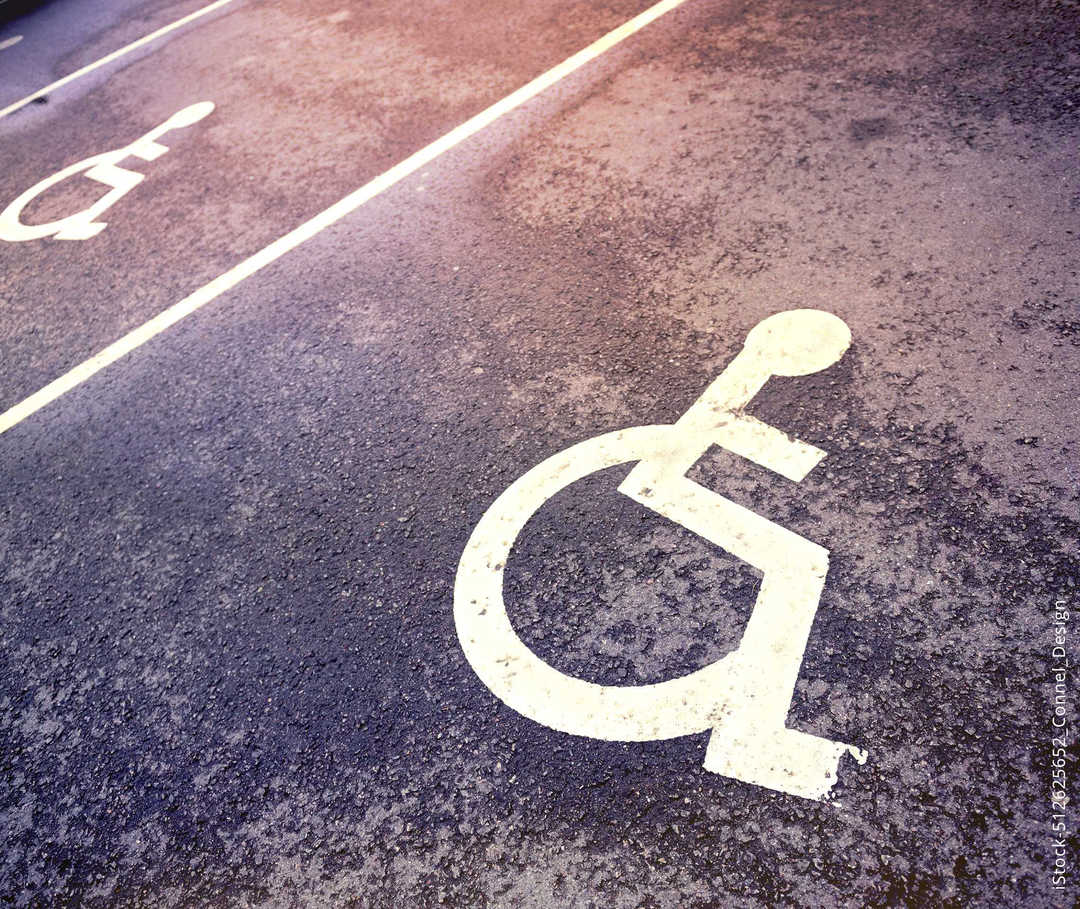 MS und ich: Ein Gehbehindertensymbol auf einem Parkplatz