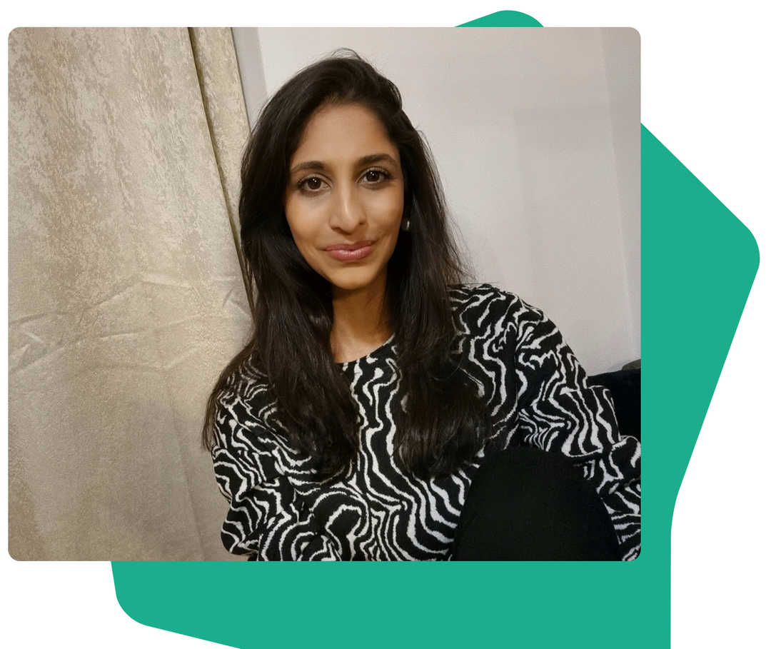 Patientin Shivani lächelt in die Kamera