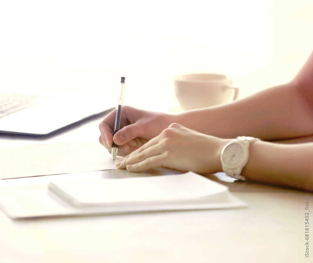 MS und ich: Eine Frau füllt ein Formular aus