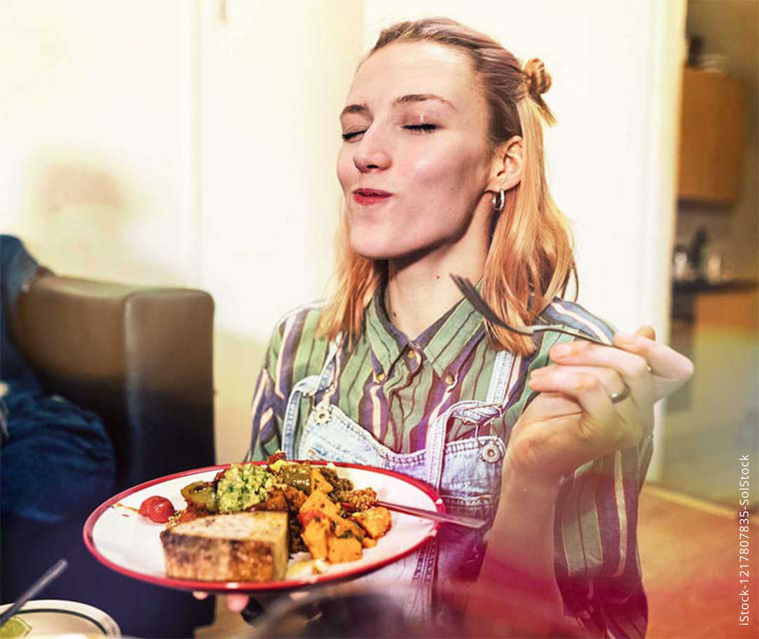 Multiple Sklerose: Eine Frau genießt ihre vorbereitete Mahlzeit