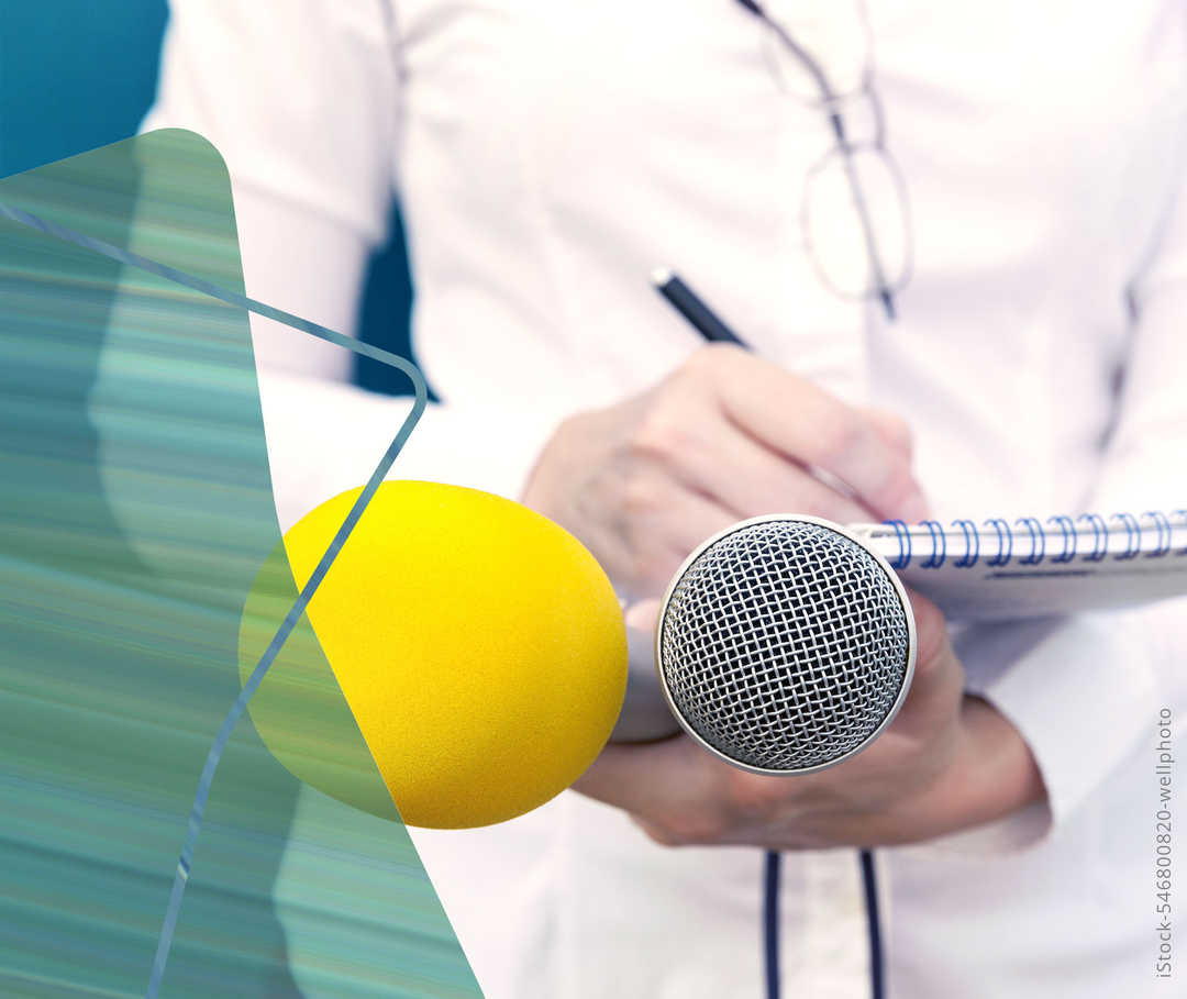 MS & ich: Eine Frau hält zwei Handmikrofone und macht sich Noitzen MS & ich: Eine Frau hält zwei Handmikrofone und macht sich Noitzen