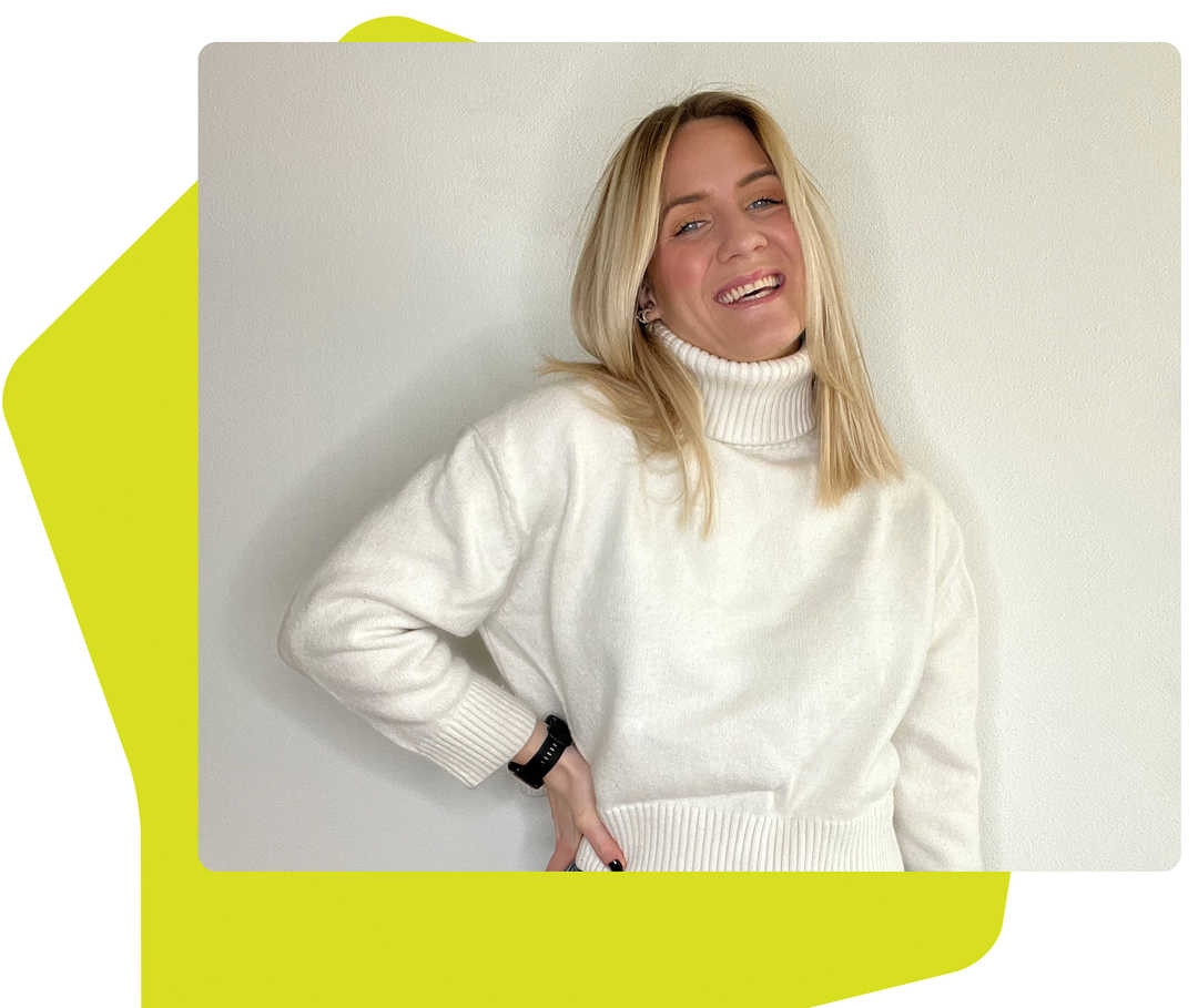 Patientin Luisa lacht in die Kamera