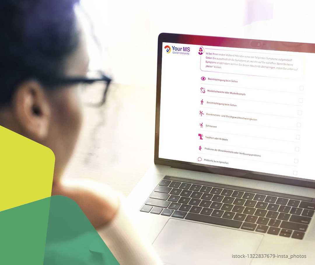 Auf dem Bild sieht man eine Person, die auf einen Laptop schaut