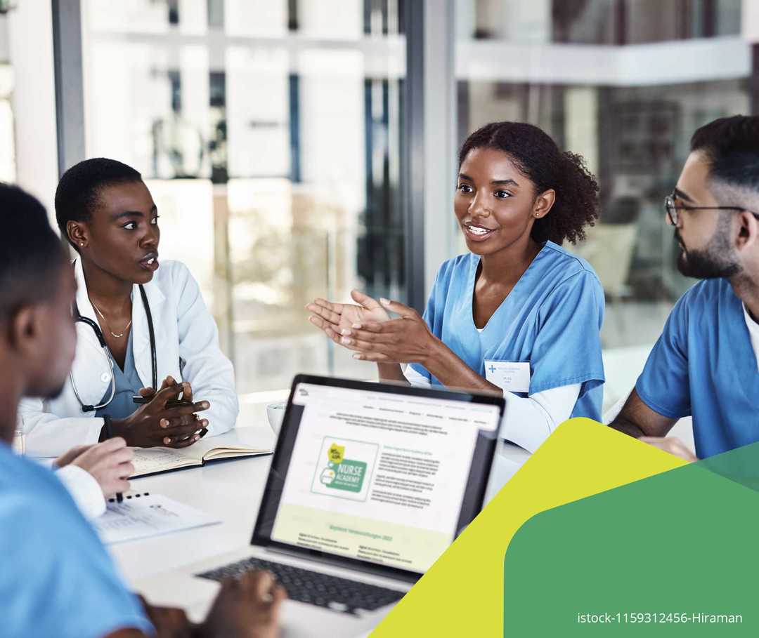 Das Bild zeigt vier Personen, die sich unterhalten