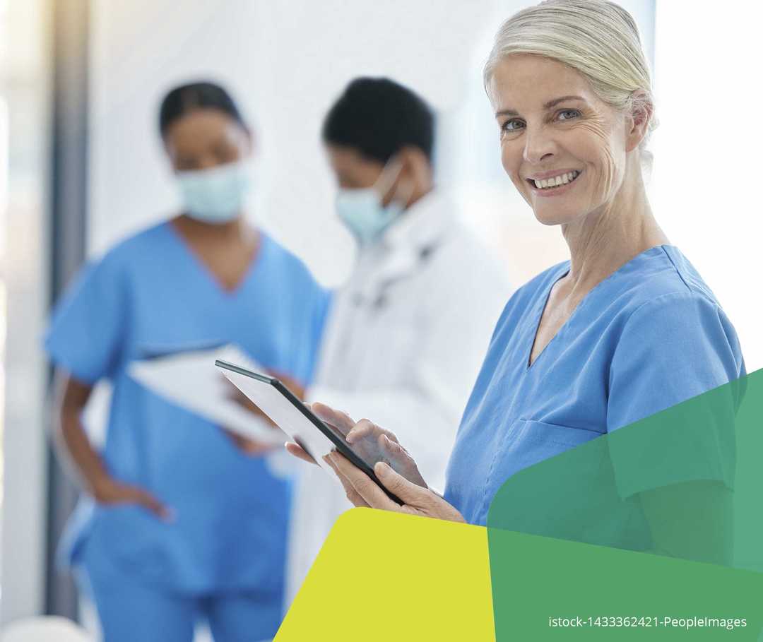 Das Bild zeigt eine blonde Frau, die lächelt