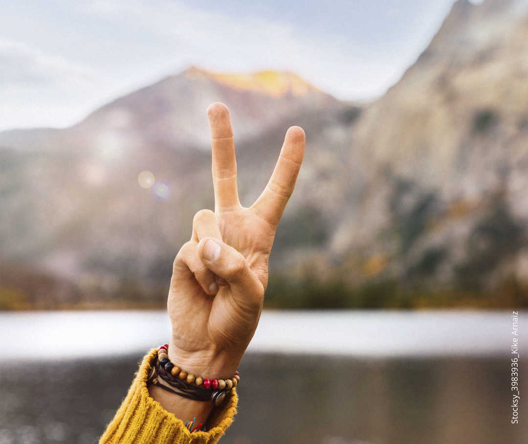 Eine Hand die im "Peace"-Zeichen hochgehalten wird.