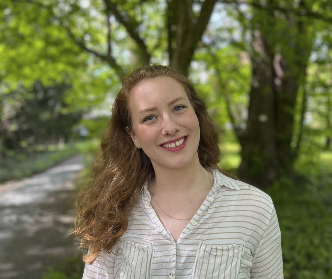 Das Bild zeigt Lisa in der Natur am Lächeln