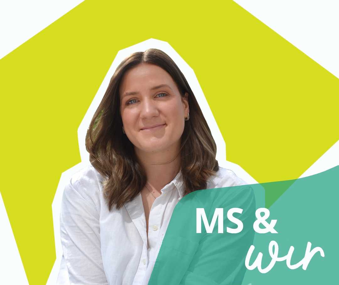 Louisa mit braunen Haaren und einem weißen Oberteil.