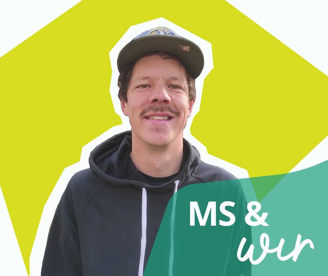 Ricky trägt eine Cap und einen blauen Pullover