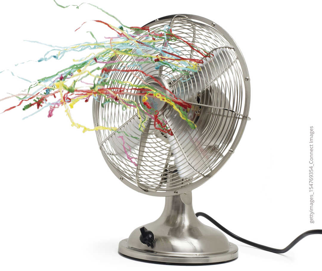 Ventilator mit bunten, langen Papierstücken, die wehen.