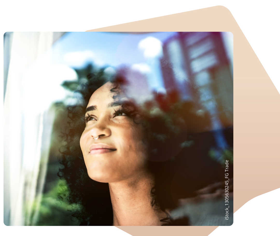 Eine Frau schaut aus dem Fenster.