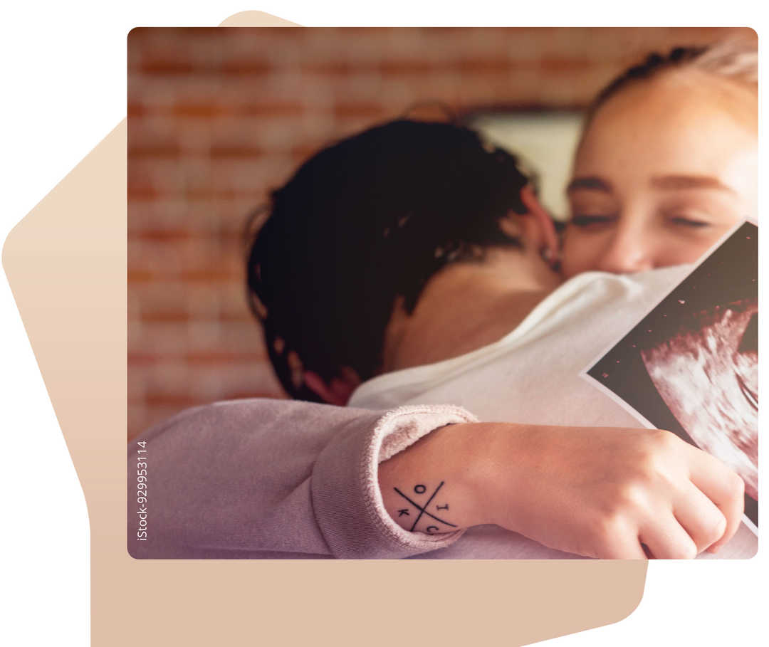 Zwei Personen umarmen sich fröhlich